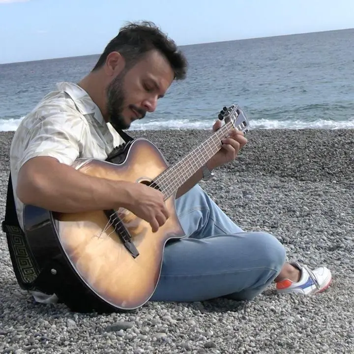 Musica, pubblicato il nuovo singolo di Armando Quattrone: «Voglio restare in Calabria»