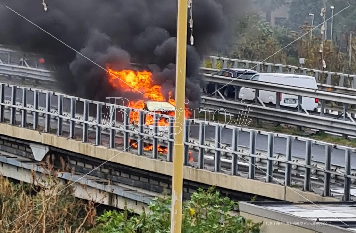 Reggio, veicolo in fiamme sulla tangenziale: traffico bloccato - VIDEO