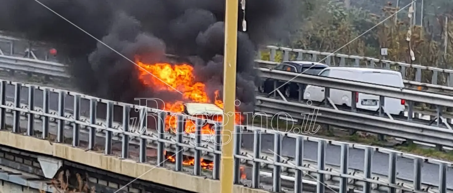 Reggio, veicolo in fiamme sulla tangenziale: traffico bloccato - VIDEO