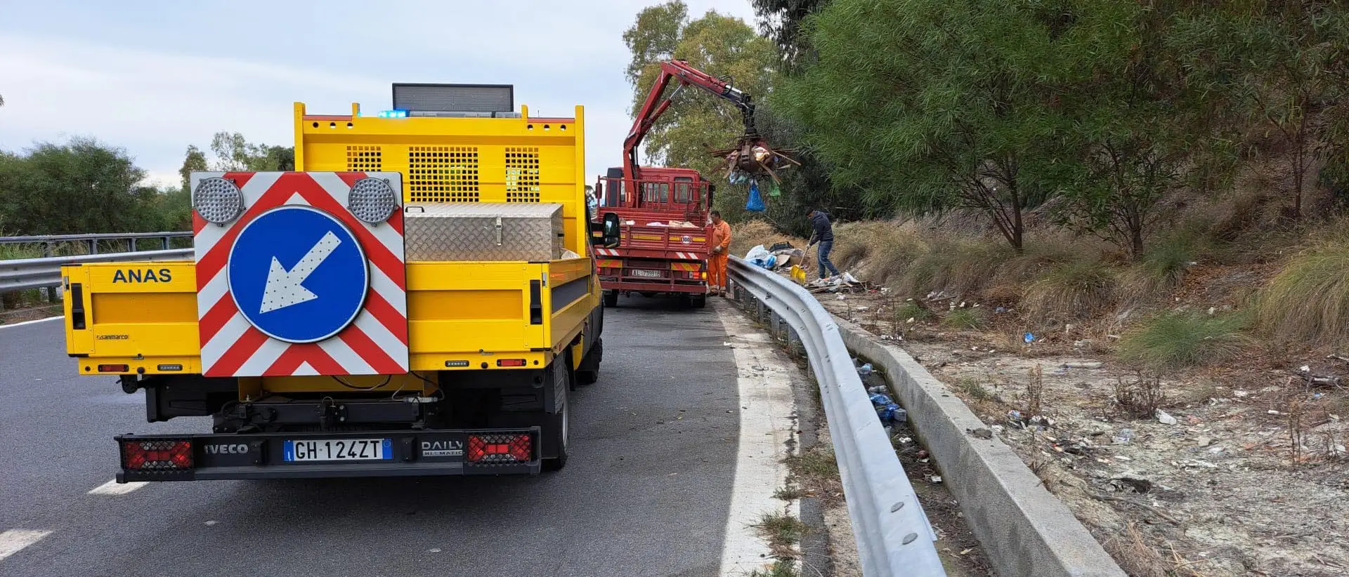 Locride, prosegue la rimozione dei rifiuti lasciati ai bordi della nuova 106