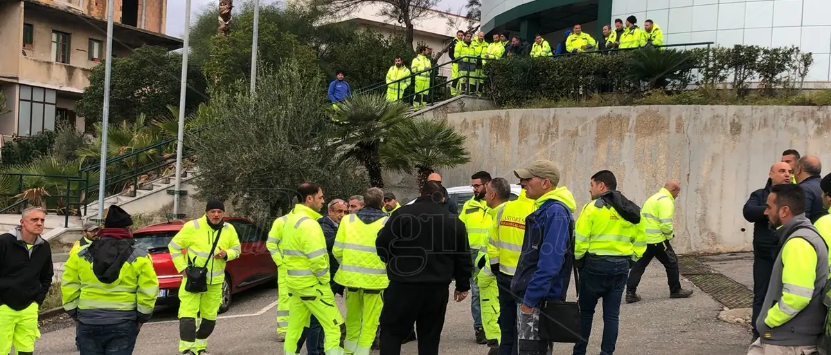 Reggio, stipendi non pagati: sciopero dei lavoratori di Castore