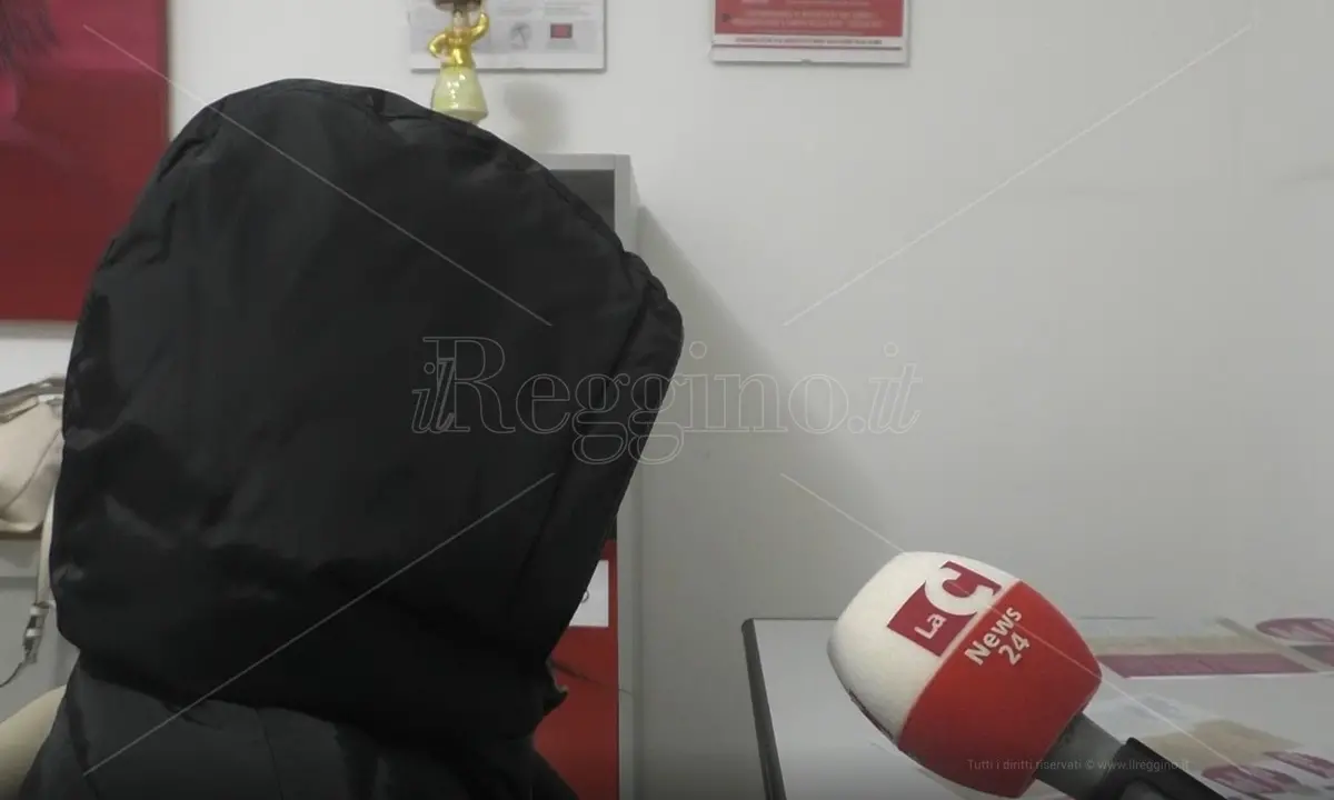 Violenza sulle donne, a Reggio la storia di Vittoria: «Mia figlia mi ha salvata» - VIDEO