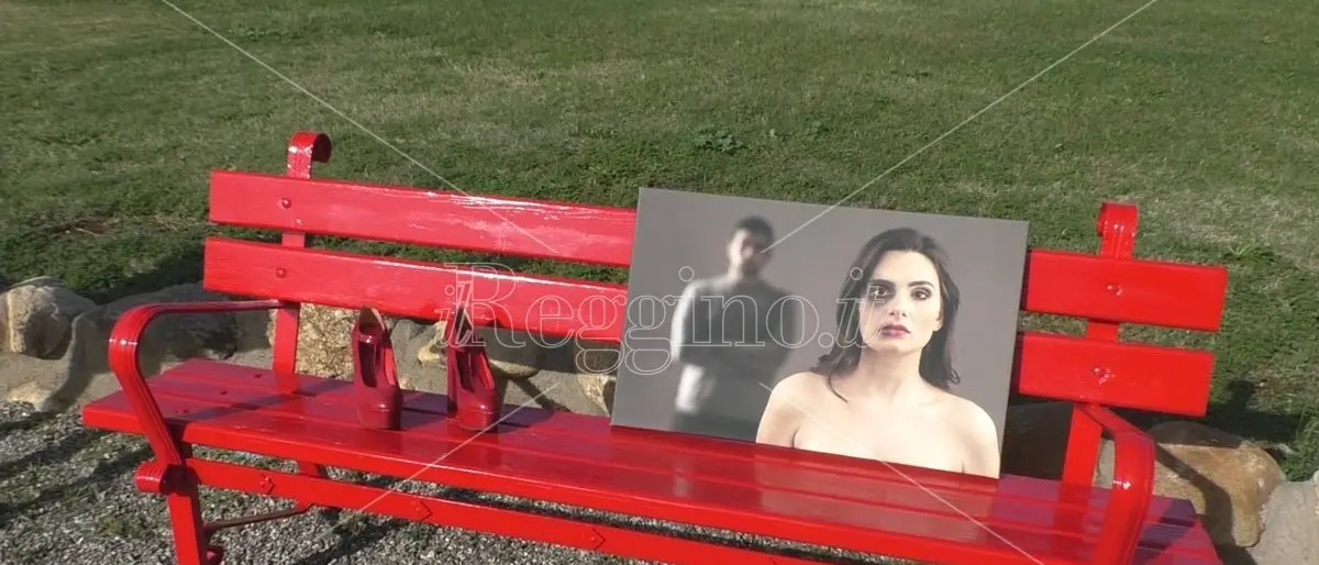 25 novembre a Reggio, panchina rossa nel carcere di Arghillà -VIDEO