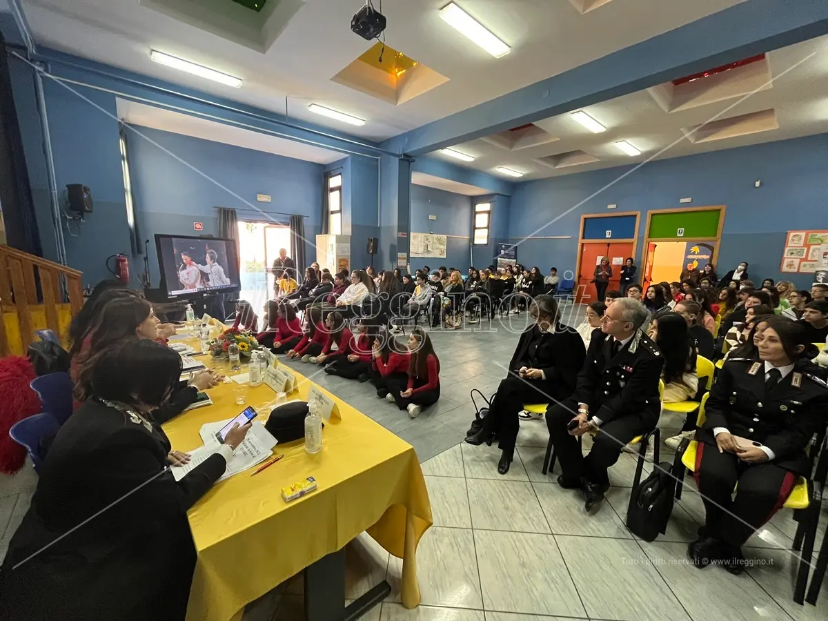 25 novembre a Reggio, l'ic Telesio Montalbetti in prima linea contro la violenza - VIDEO e FOTO