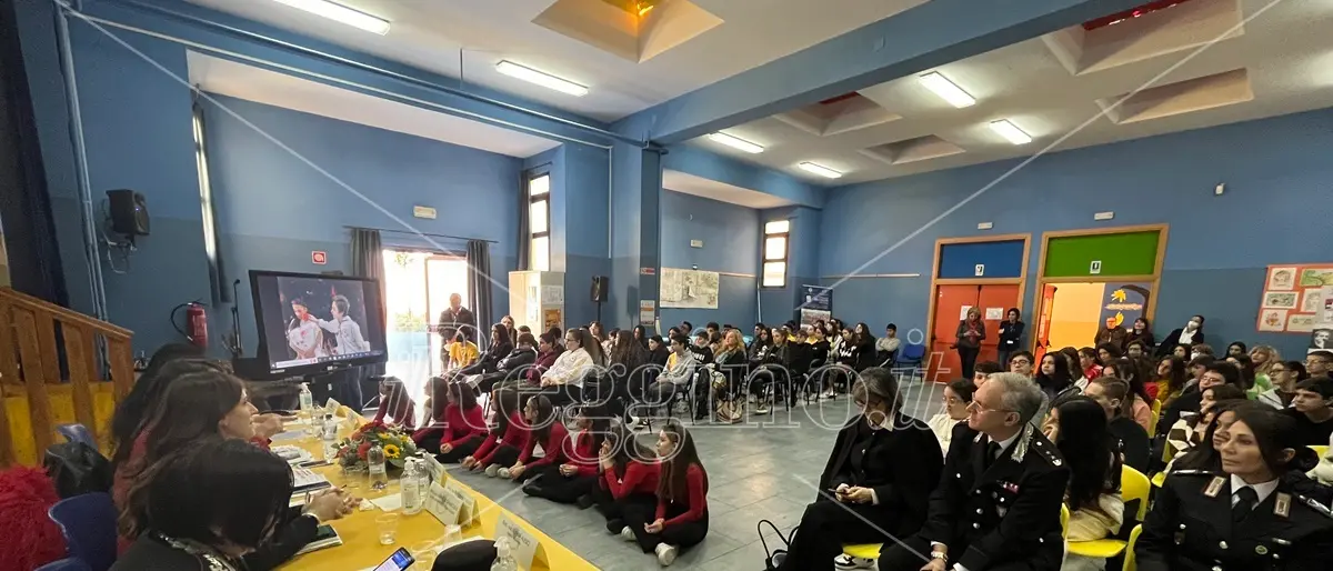 25 novembre a Reggio, l'ic Telesio Montalbetti in prima linea contro la violenza - VIDEO e FOTO