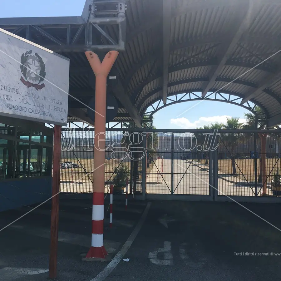 Detenuto in rivolta ad Arghillà, cella devastata e minacce agli agenti: la denuncia del SiNAPPe