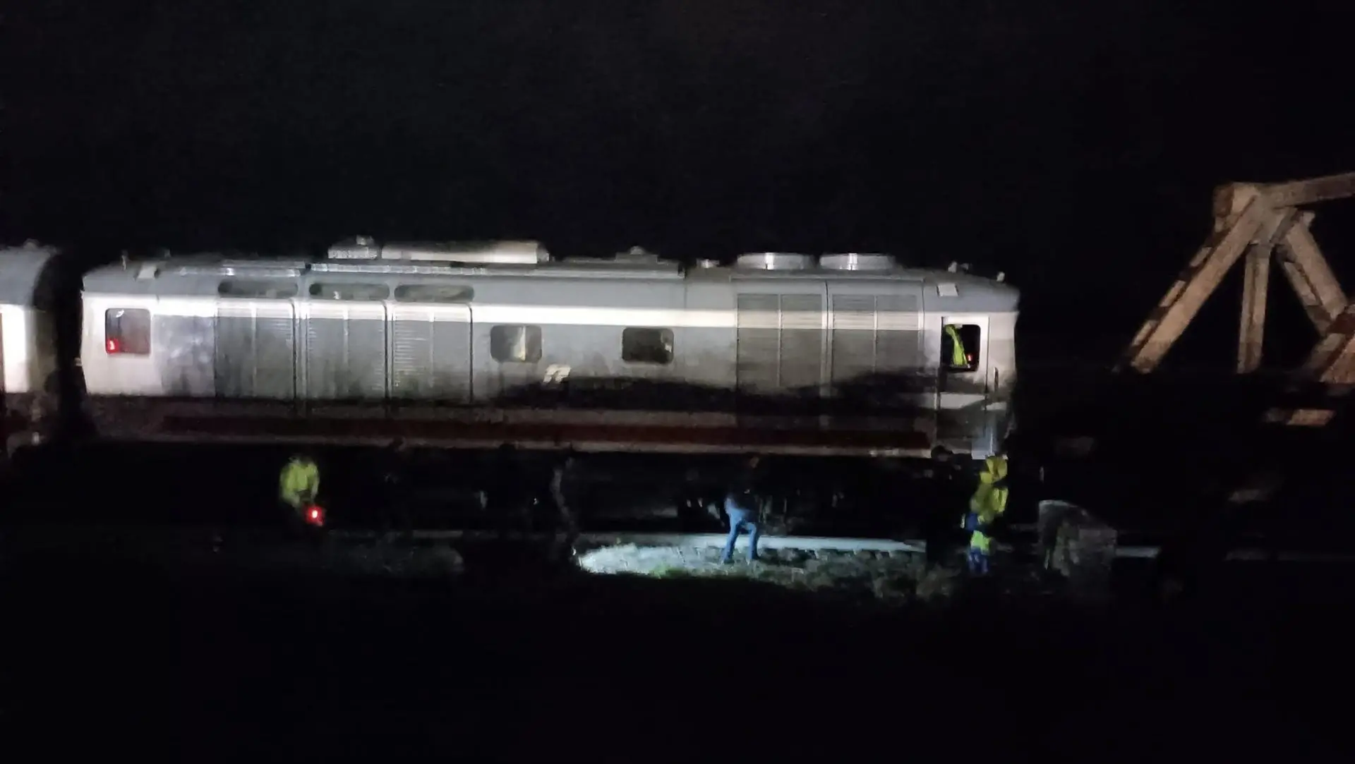 Guasto all'Intercity Taranto-Reggio, treno fermo sui binari tra Siderno e Locri: passeggeri al buio