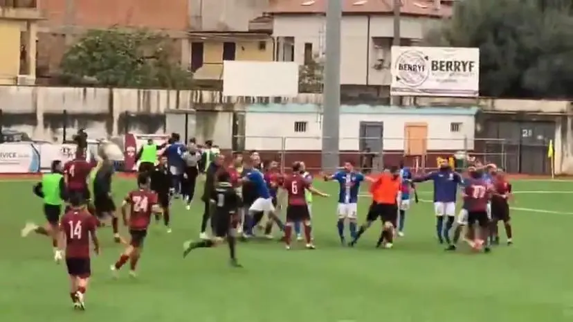 Calcio violento, maxi rissa a Rosarno: tre giocatori in ospedale e partita sospesa - VIDEO