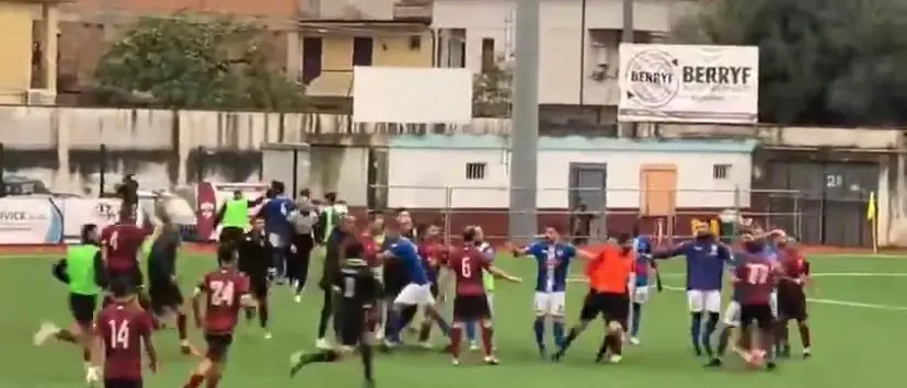 Calcio violento, maxi rissa a Rosarno: tre giocatori in ospedale e partita sospesa - VIDEO
