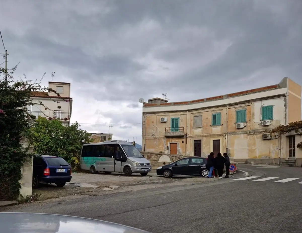 A Caulonia raid negli uffici comunali e autobus rubato