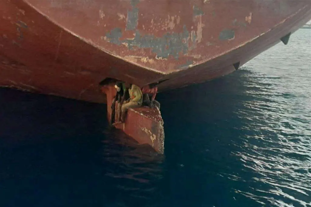 Undici giorni seduti sul timone di una petroliera, in salvo tre migranti