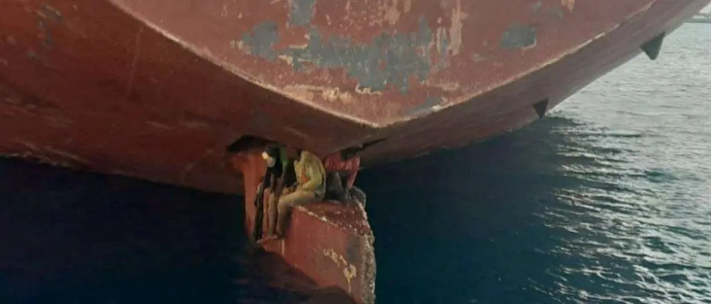 Undici giorni seduti sul timone di una petroliera, in salvo tre migranti