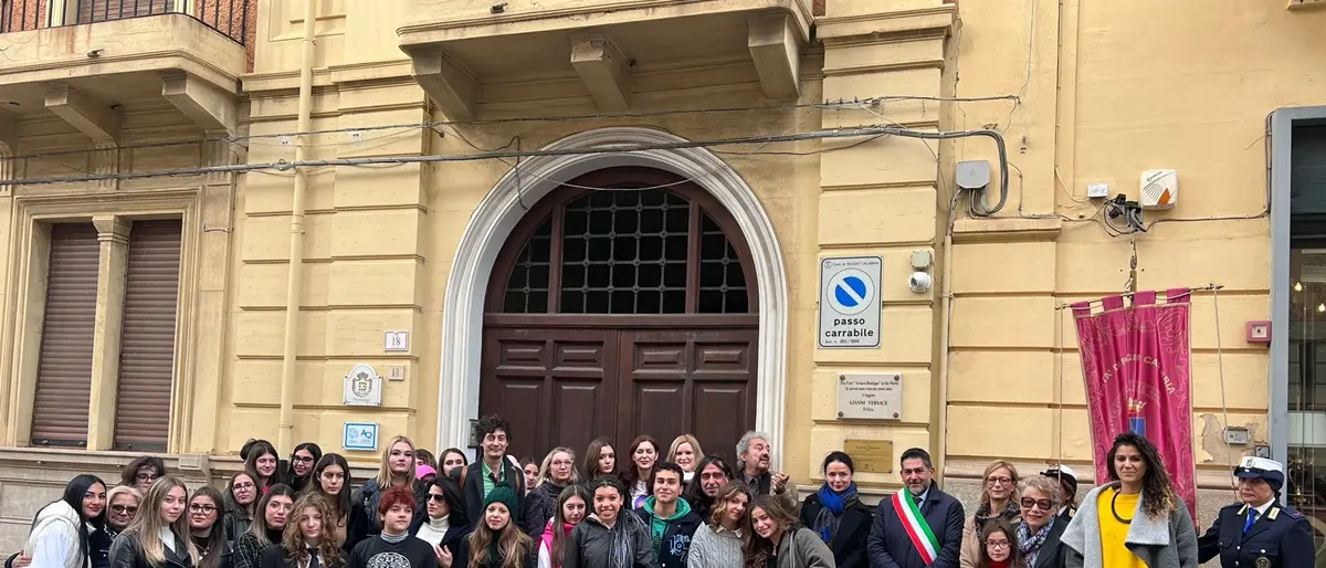 Settimana di Gianni Versace, targa in via dei Pritanei - VIDEO