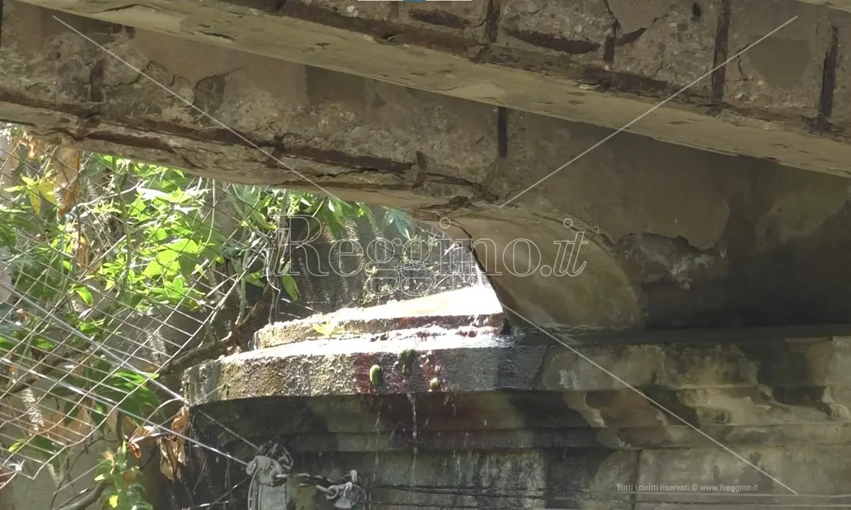 Reggio, il ponte sul torrente Fiumarella sarà risanato. Ma intorno è ancora degrado - VIDEO