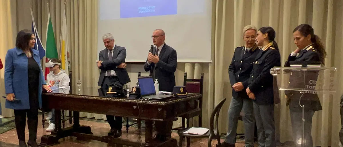 Presentazione calendario Polizia a Reggio, Versace: «Grazie a chi lavora per la nostra comunità»