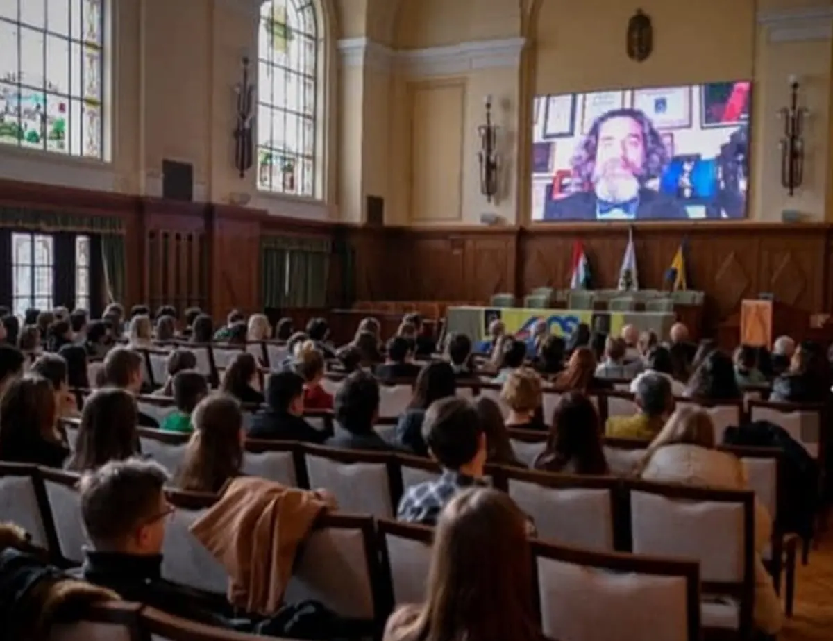 Bronzi di Riace, Gigi Miseferi fa lezione in Ungheria: «Avevamo lo stesso barbiere»