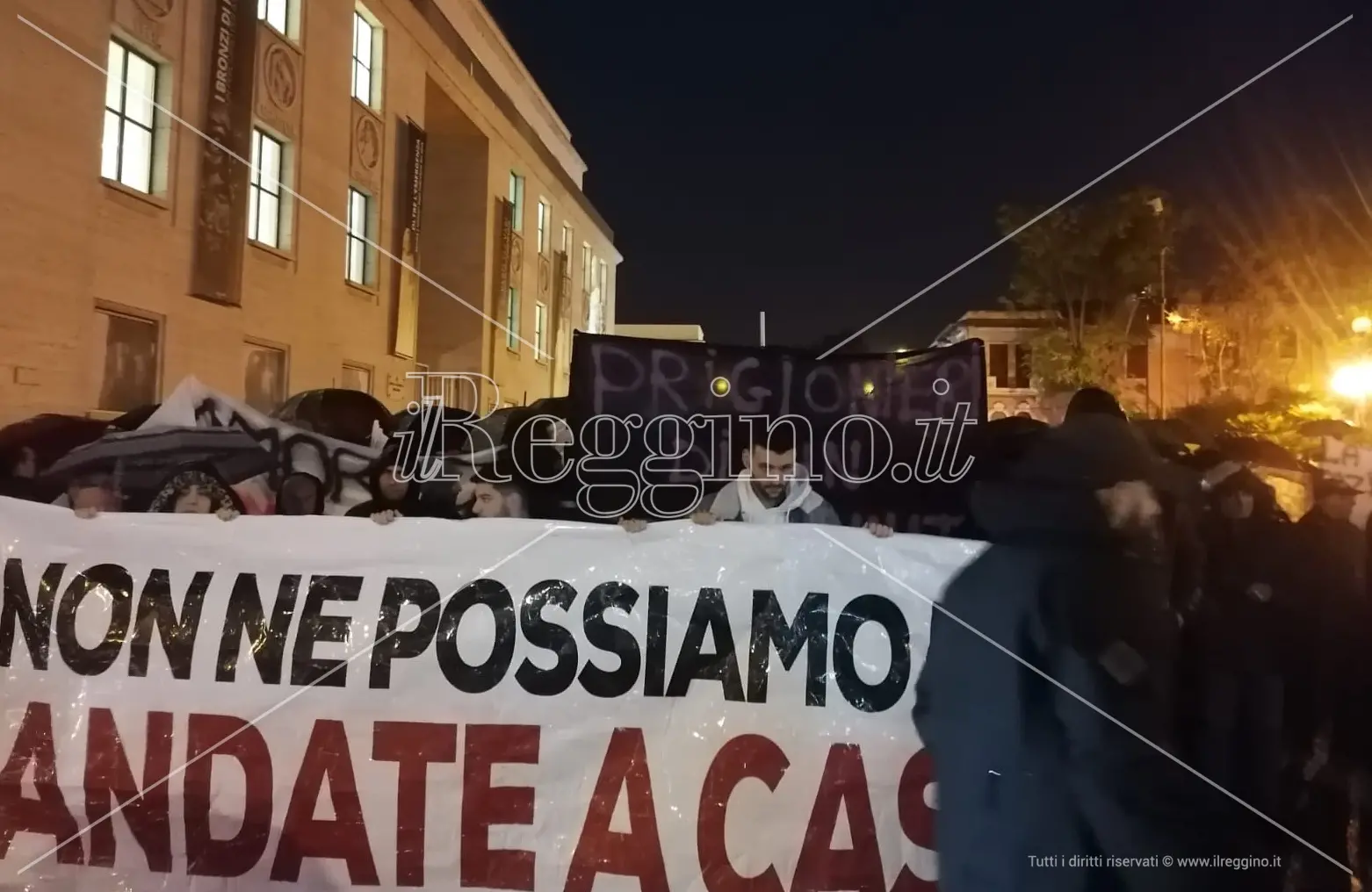 Reggio Calabria scende in piazza: «La città è morta, Falcomatà dimettiti» - FOTO