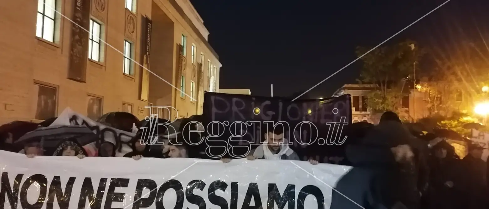 Reggio Calabria scende in piazza: «La città è morta, Falcomatà dimettiti» - FOTO