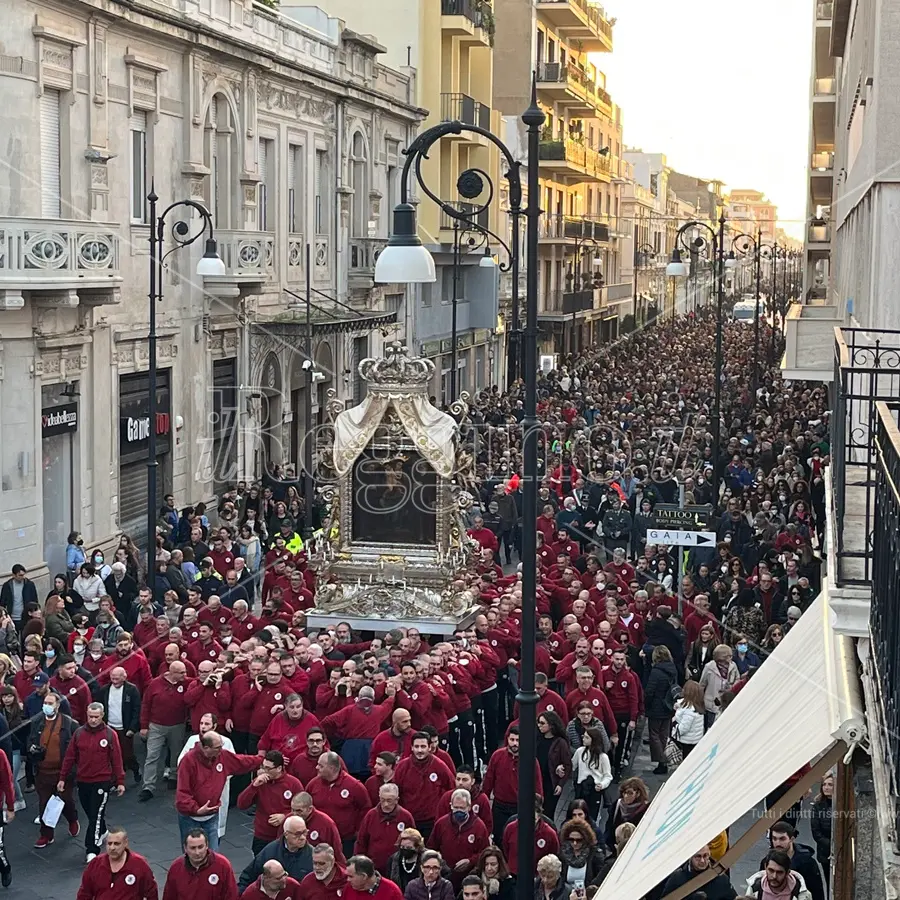 25 anni, i portatori della Vara della Madonna della Consolazione di Reggio: custodi operosi del futuro della devozione