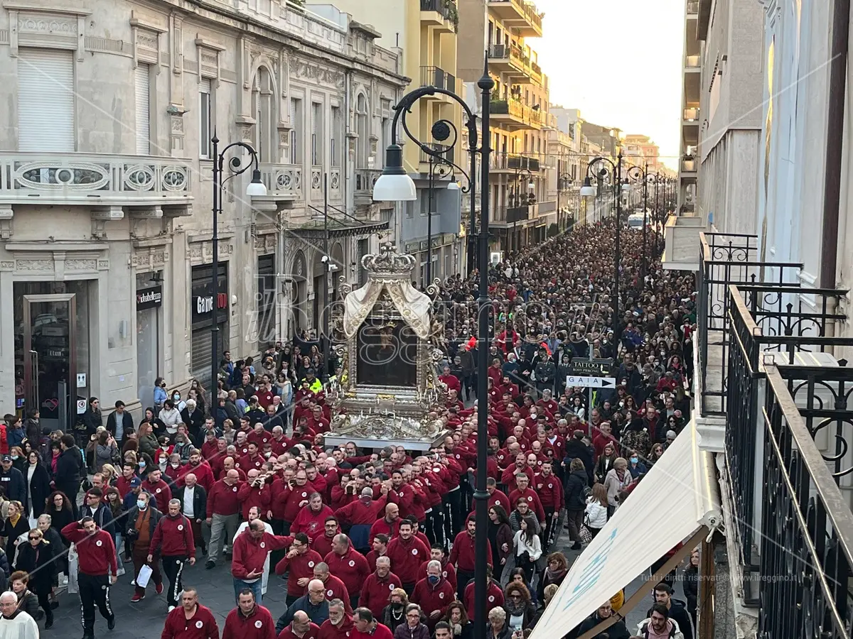25 anni, i portatori della Vara della Madonna della Consolazione di Reggio: custodi operosi del futuro della devozione