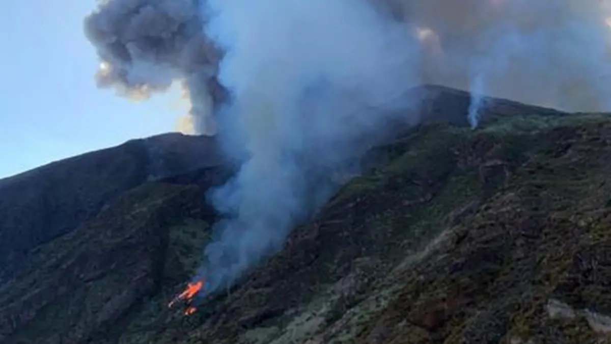 Un\\'immagine della violenta esplosione registrata dal cratere del vulcano Stromboli dall\\'Ingv di Catania. Due trabocchi di lava scendono dalla Sciara del fuoco. La caduta di lapilli sta provocando degli incendi nella zona dei canneti. Dei turisti per paura si sono lanciati in mare, 3 luglio 2019. ANSA/TWITTER/MARIO CALABRESI +++ NO SALES, EDITORIAL USE ONLY +++ , ANSA