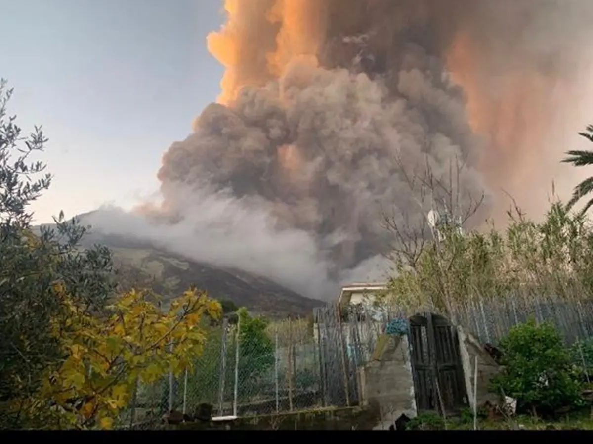 Eruzione a Stromboli, allarme onda anomala sulle coste reggine - VIDEO