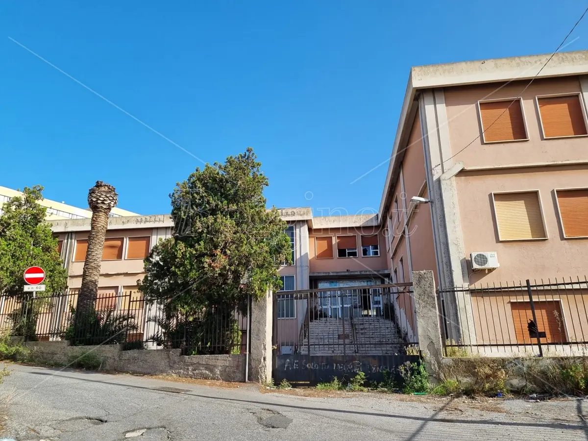 Reggio, il comitato Noi per Santa Caterina denuncia l'abbandono del cantiere della scuola Ibico