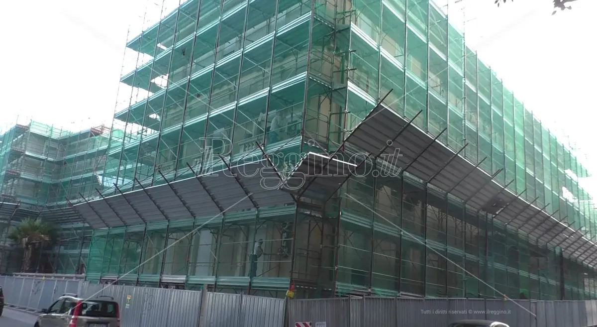 Reggio, quasi ultimato il restyling del Miramare: attesa per la nuova facciata - VIDEO