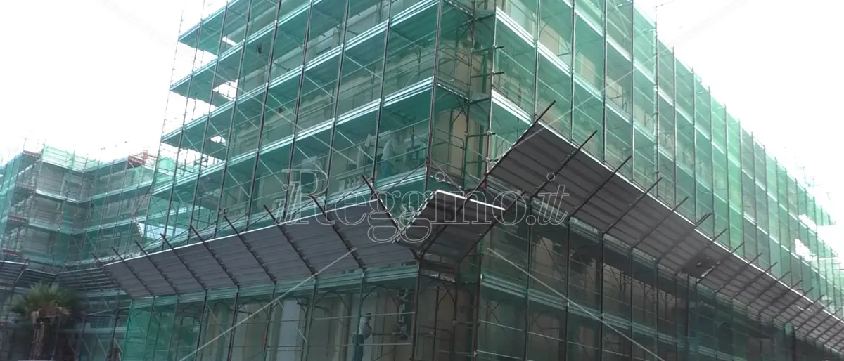 Reggio, quasi ultimato il restyling del Miramare: attesa per la nuova facciata - VIDEO