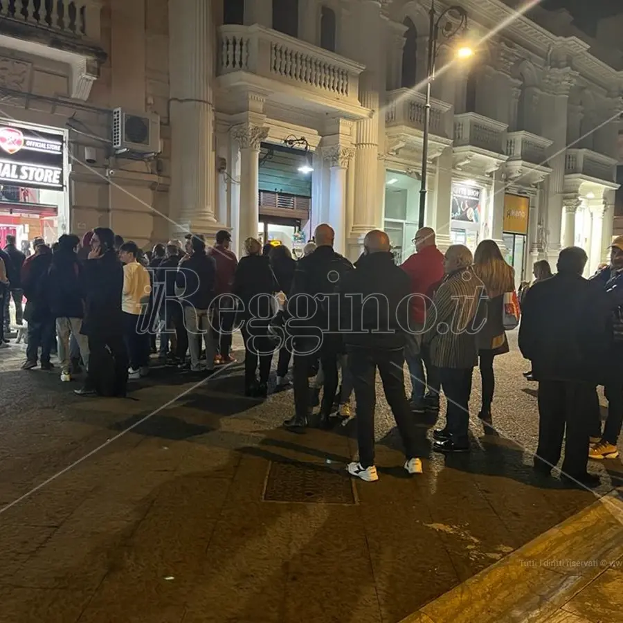 Reggina-Frosinone, sale la febbre amaranto: lunghe file ai botteghini