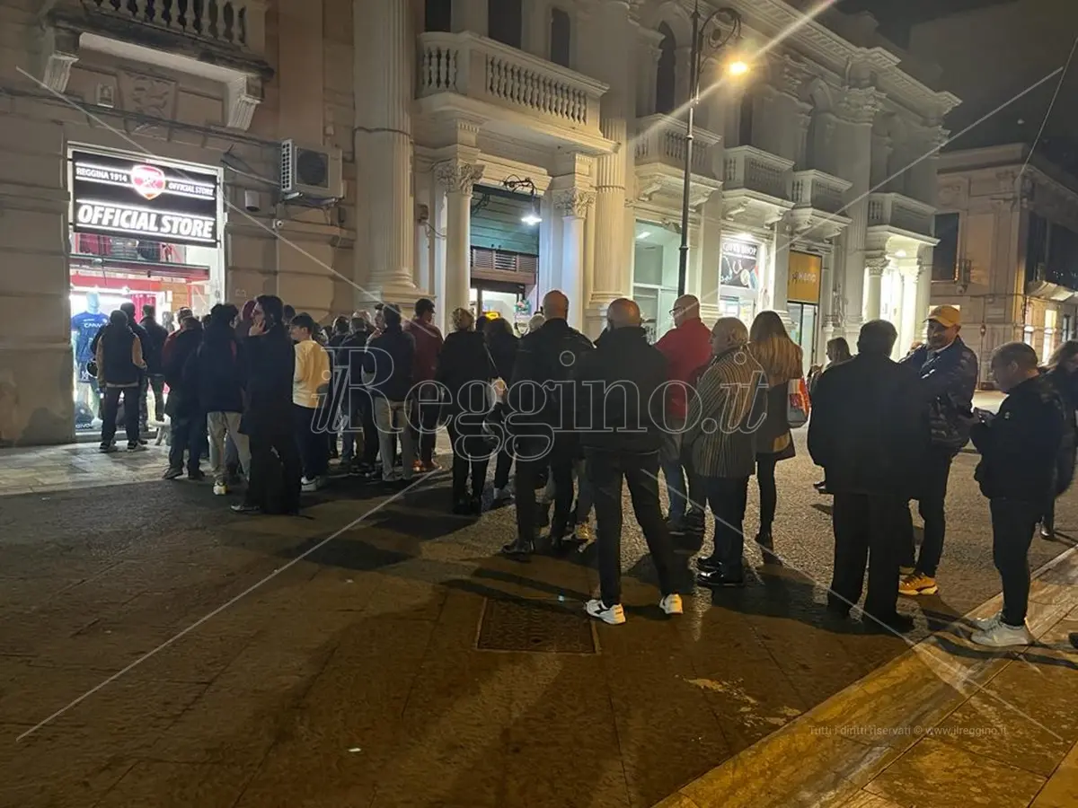 Reggina-Frosinone, sale la febbre amaranto: lunghe file ai botteghini