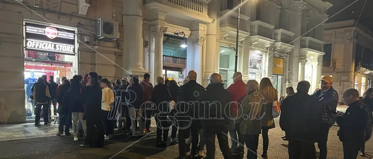 Reggina-Frosinone, sale la febbre amaranto: lunghe file ai botteghini