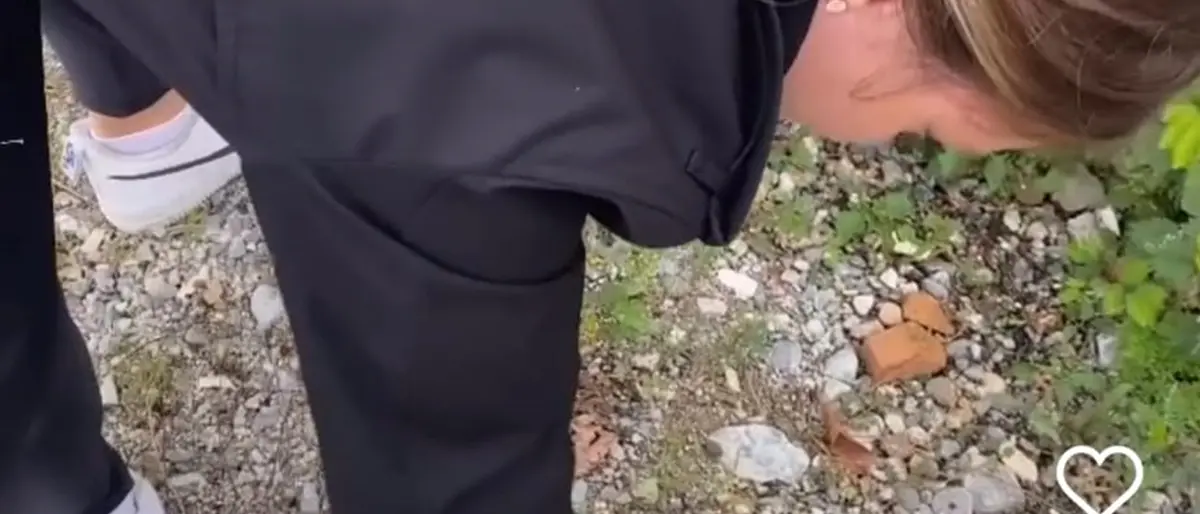 Reggio, la compagna di Inzaghi e gli studenti del “Vinci” puliscono un tratto del Lungomare