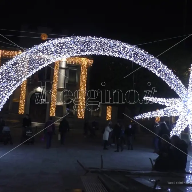 Reggio, albero in piazza Duomo: luci e stelle per “sentire” che è Natale - FOTO E VIDEO