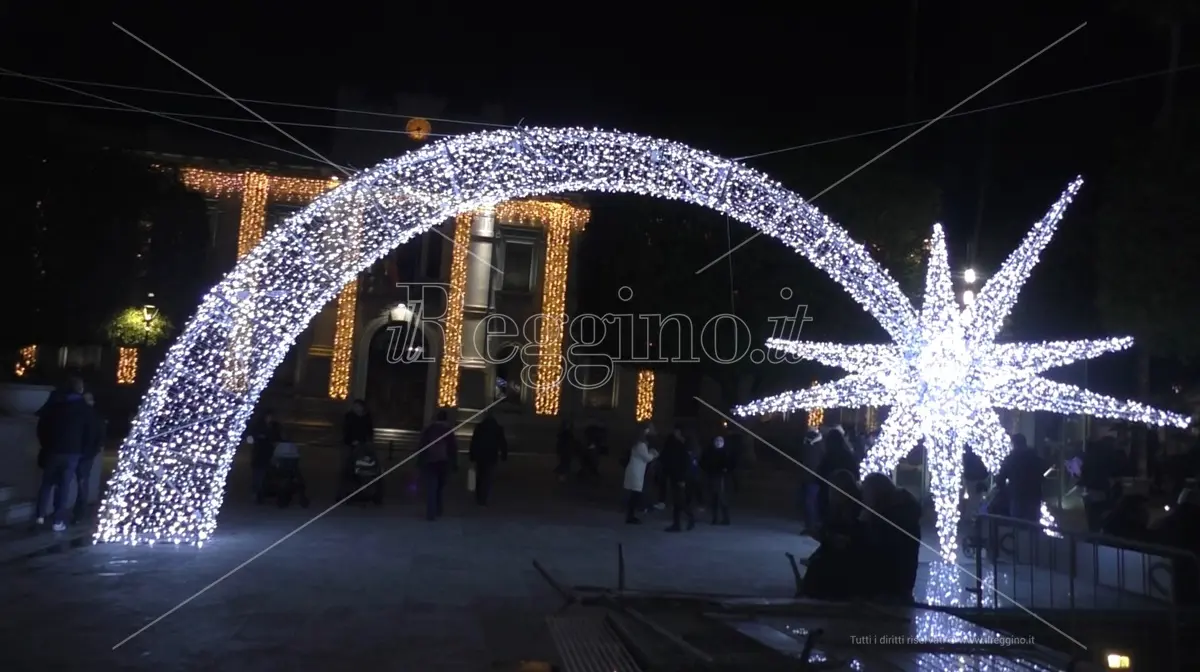 Reggio, albero in piazza Duomo: luci e stelle per “sentire” che è Natale - FOTO E VIDEO