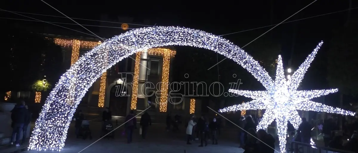 Reggio, albero in piazza Duomo: luci e stelle per “sentire” che è Natale - FOTO E VIDEO