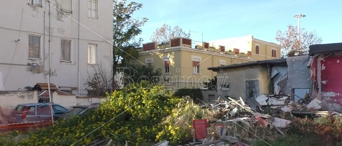 Reggio, le baracche del rione Ferrovieri Pescatori diventano discariche - FOTO e VIDEO