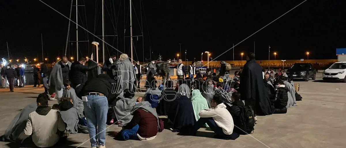 Roccella, nuovo sbarco di 105 migranti – VIDEO