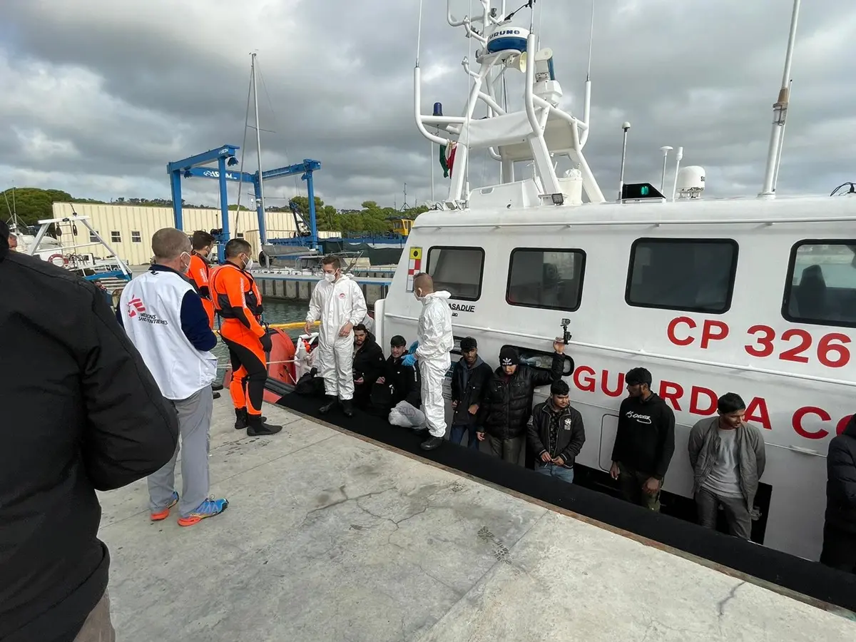 Roccella, continuano gli sbarchi di migranti: soccorse nella notte 32 persone