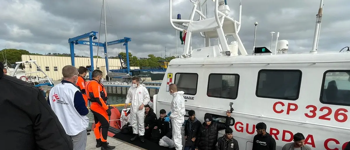 Roccella, continuano gli sbarchi di migranti: soccorse nella notte 32 persone