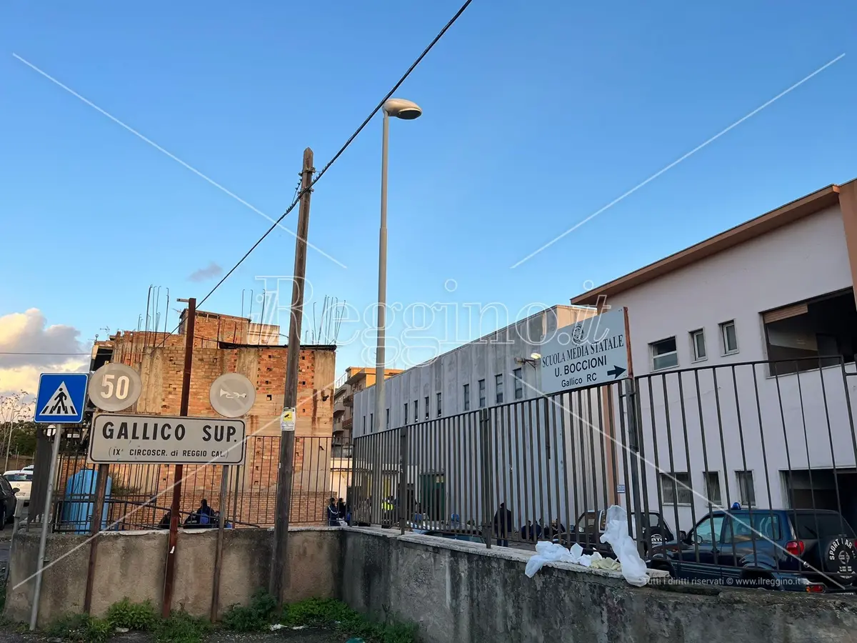 Migranti a Reggio, palestra di Gallico sovraffollata - VIDEO