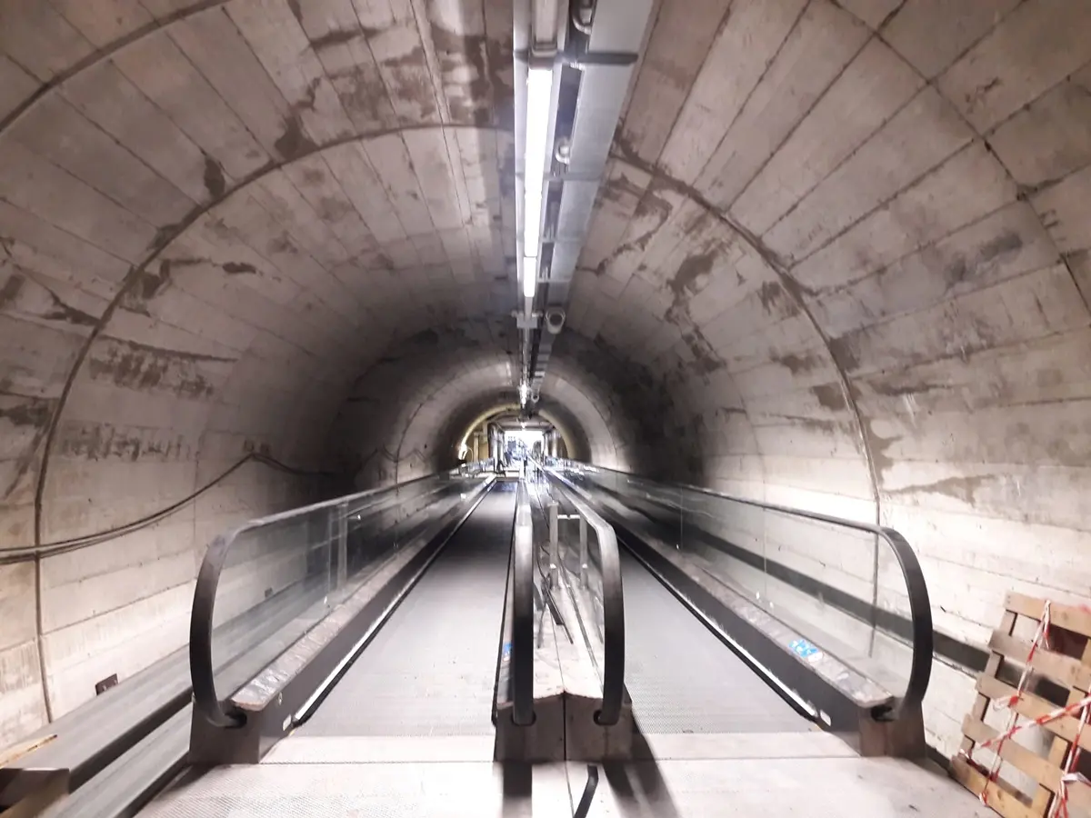 Tapis roulant a Reggio, al lavoro per il collaudo dell'ascensore – FOTO