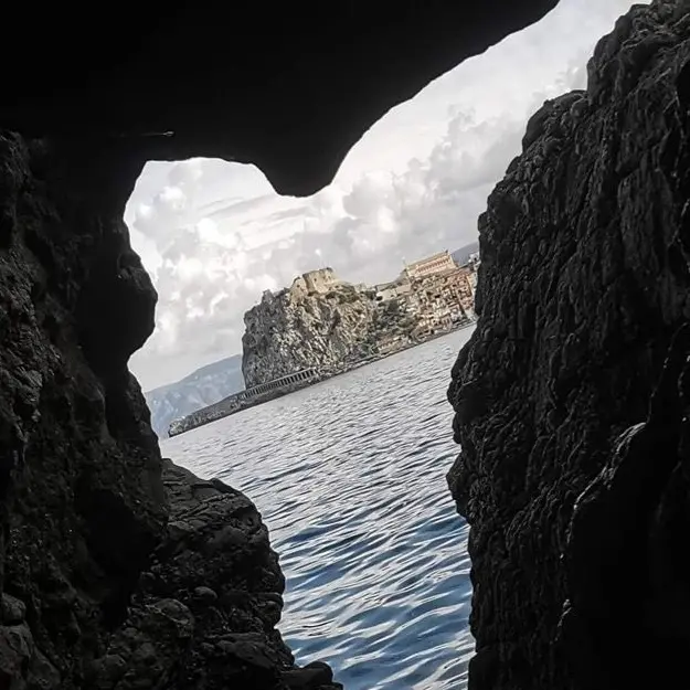 Scilla, il fascino delle grotte del Mito strega escursionisti e appassionati