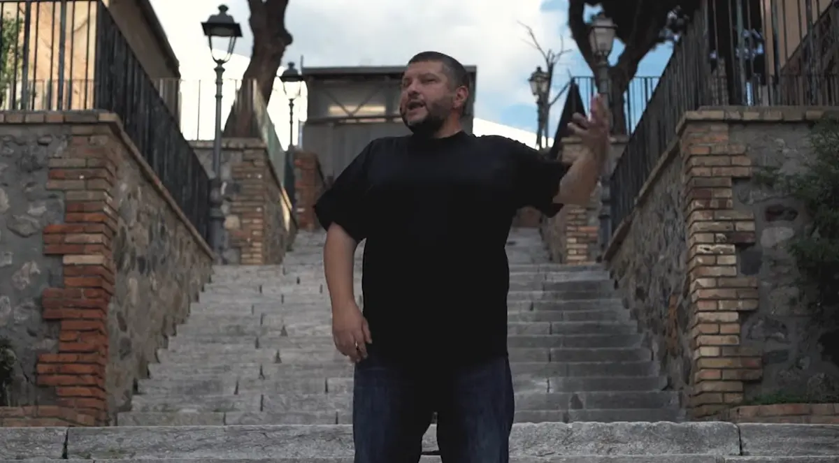 Reggio, sulla scalinata di via Giudecca girato \"Settembre\" il nuovo videoclip di Kento