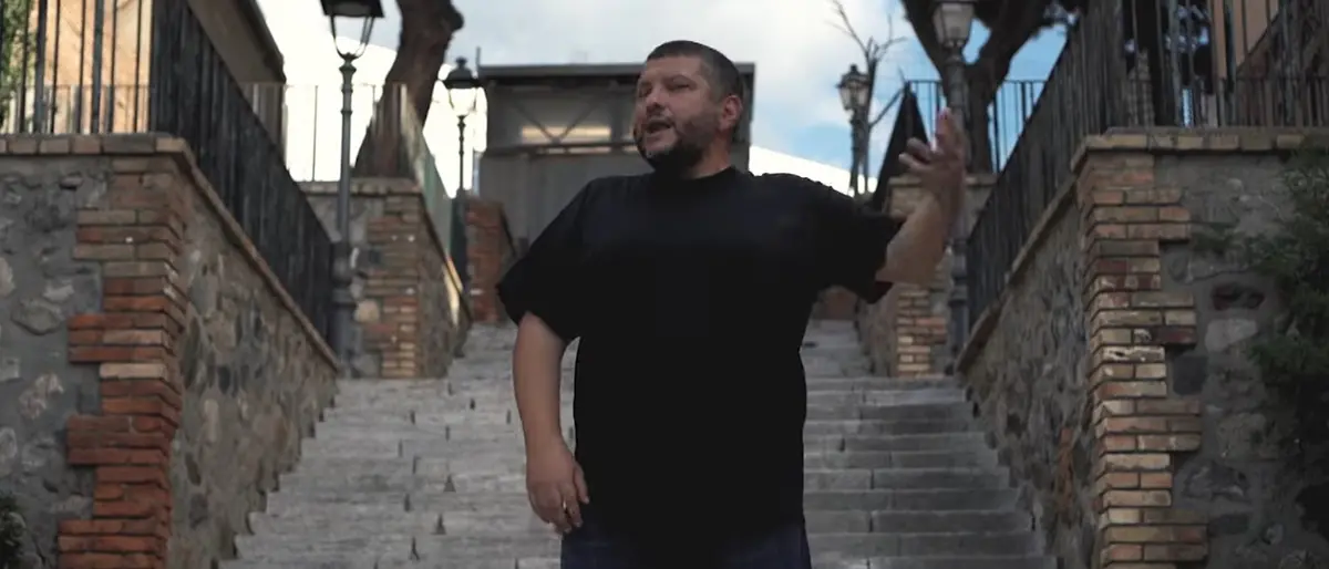 Reggio, sulla scalinata di via Giudecca girato \"Settembre\" il nuovo videoclip di Kento