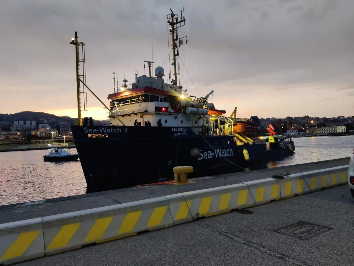 Sea Watch fermata al porto di Reggio, la ong: «Bloccati per aver soccorso troppe persone» - VIDEO