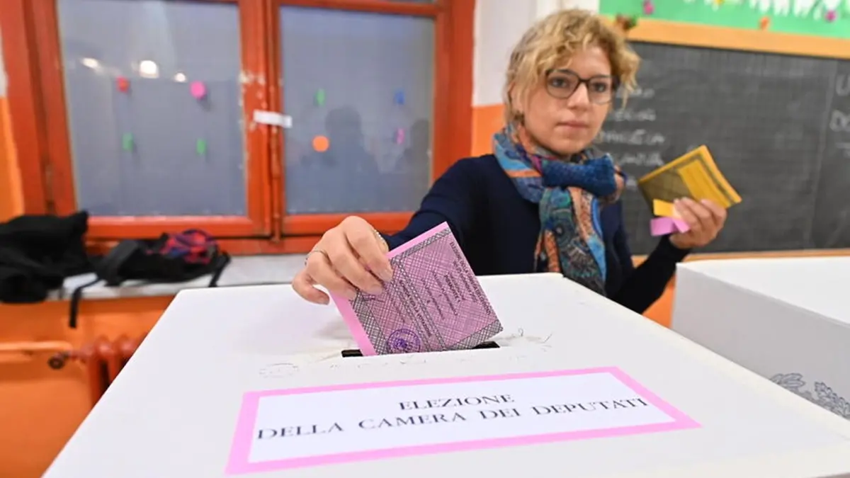 Cittadini al voto in occasione delle elezioni politiche presso il seggio di via vista 1 a Torino 25 settembre 2022 ANSA/ALESSANDRO DI MARCO , ANSA