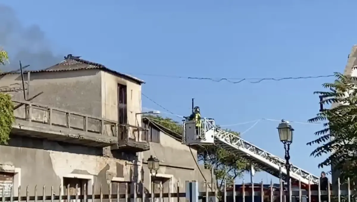 Siderno, in fiamme un casolare abbandonato