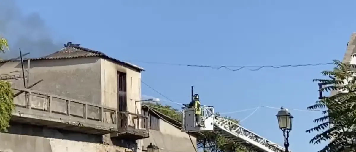 Siderno, in fiamme un casolare abbandonato