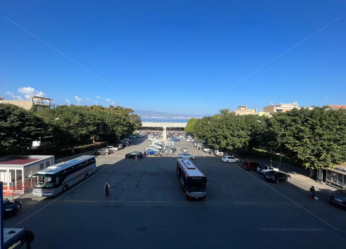 Piazza Garibaldi a Reggio, si procede con i rilievi